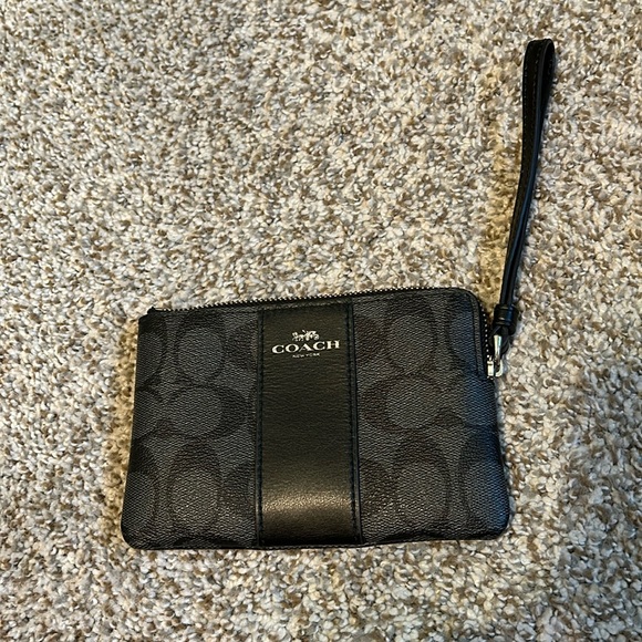 Coach Handbags - Coach zip wristlet